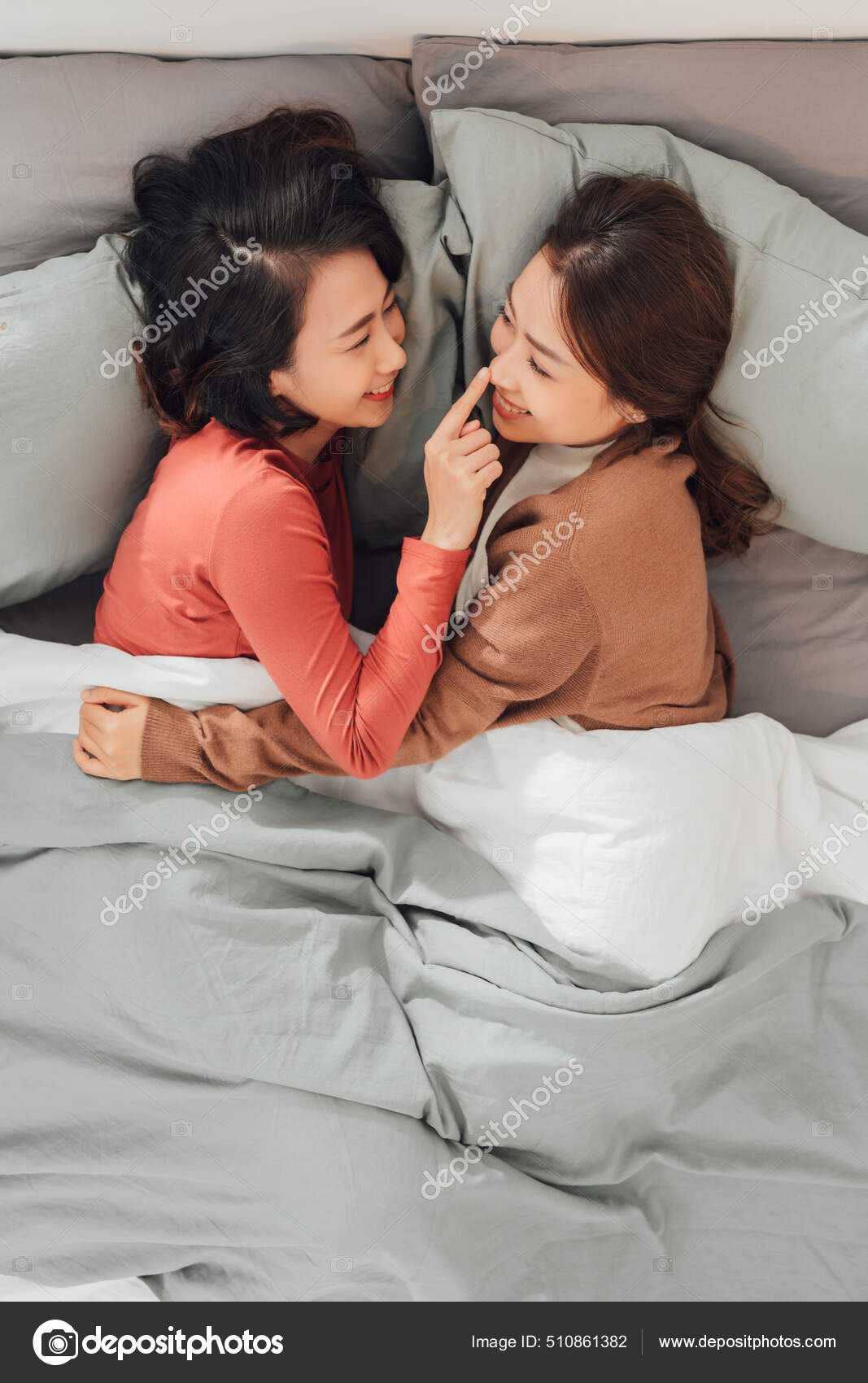 Jóvenes Lesbianas Enamoradas Abrazando Mientras Yacen Cama Casa: fotografía  de stock © makidotvn #510861382 | Depositphotos