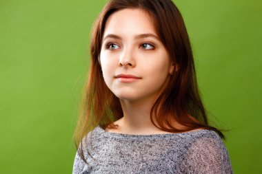 Gülümseyen bir kızın portresi