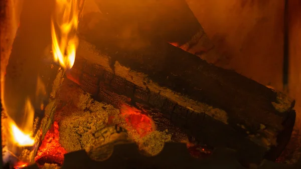 A queimar madeira. Lenha na lareira — Fotografia de Stock