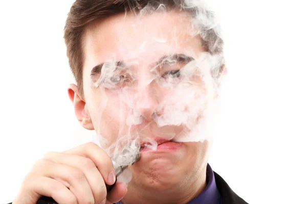 Портрет мужчины в костюме, курящего электронную сигарету, изолированную на белом — стоковое фото