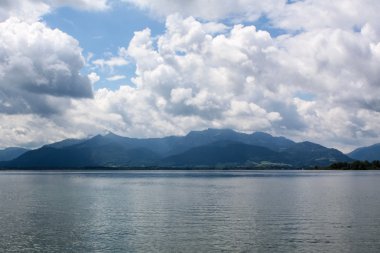 Avusturya Alpleri'nde güzel dağ gölü