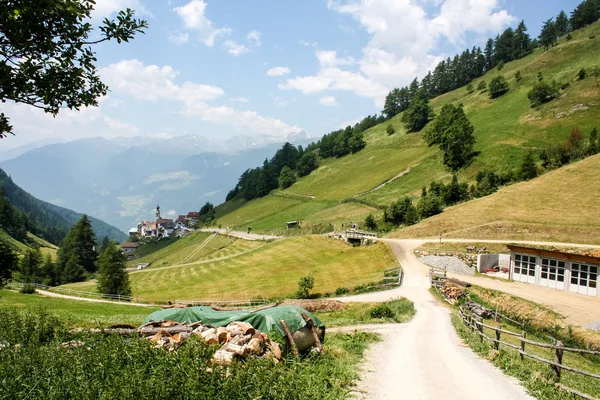 Beau village montagneux dans les Alpes — Photo