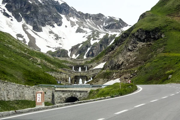 Strada di montagna. Alpi austriache — Foto Stock