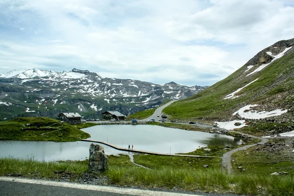 Hermoso lago de montaña en los Alpes austríacos — Foto de Stock