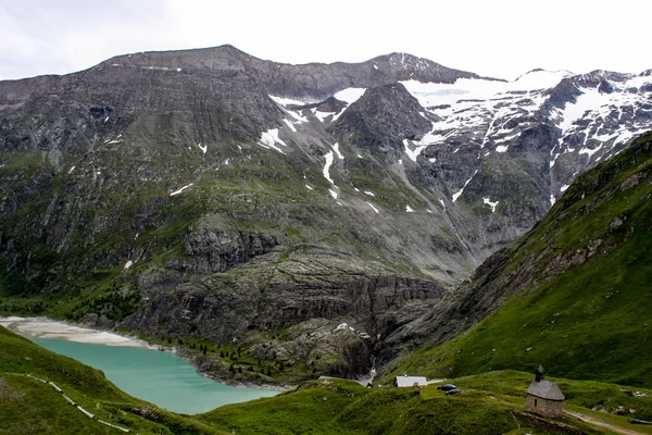 Schöner Bergsee in den österreichischen Alpen — Stockfoto