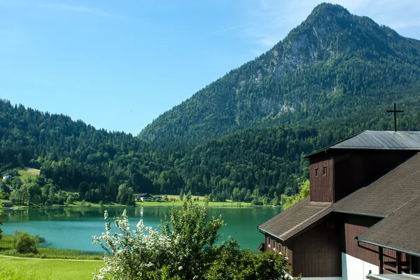 Piękna góra jezioro w Alpach austriackich — Zdjęcie stockowe