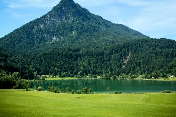 Piękna góra jezioro w Alpach austriackich — Zdjęcie stockowe