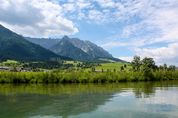 Piękna góra jezioro w Alpach austriackich — Zdjęcie stockowe