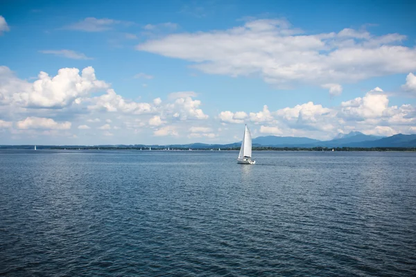 Barcos à vela no lago — Fotografia de Stock