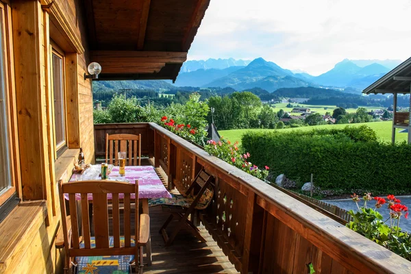 Panoramatický pohled z balkonu v Alpách — Stock fotografie