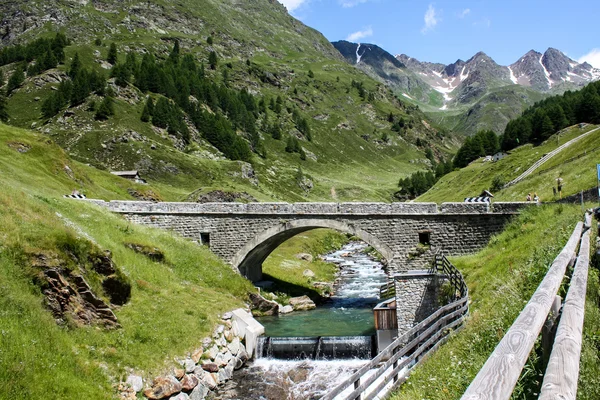 Ponte sul fiume di montagna — Foto Stock