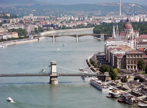 Pohled z vrcholu královského paláce a Dunaj řeka v Budapešti. — Stock fotografie