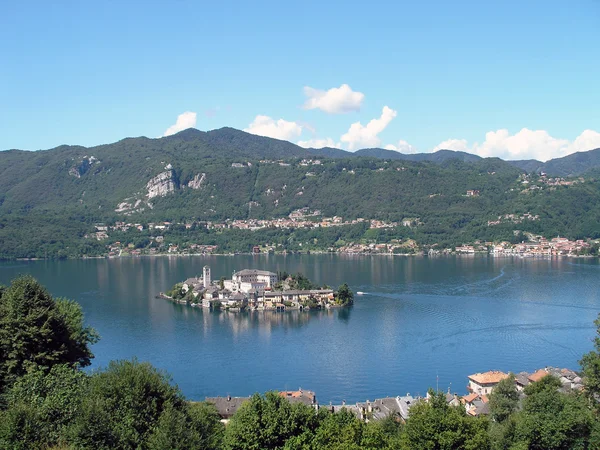 Isla de San Giulio en el Lago de Orta . —  Fotos de Stock