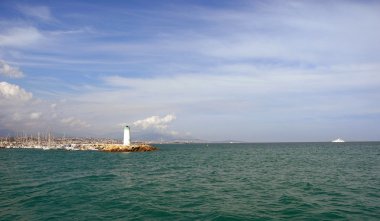 Deniz feneri ve denizin güzel manzara.