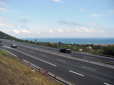 Karayolu boyunca Deniz, İtalya.