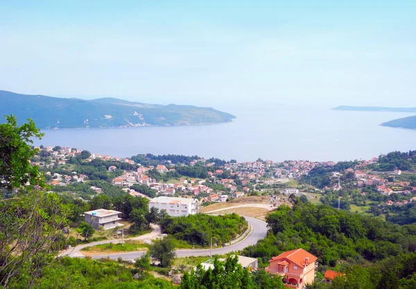 Città Herceg Novi nella baia di Kotor in Montenegro . — Foto Stock