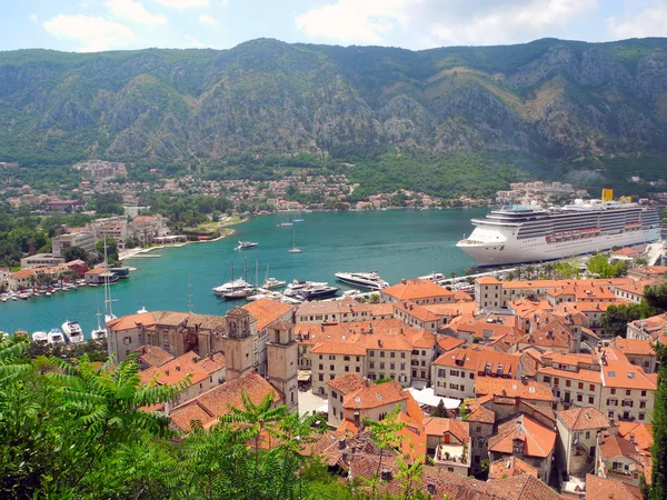 Nave da crociera nella baia di Kotor, Montenegro. — Foto Stock