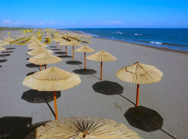 A longa praia de Ulcinj, Montenegro . — Fotografia de Stock