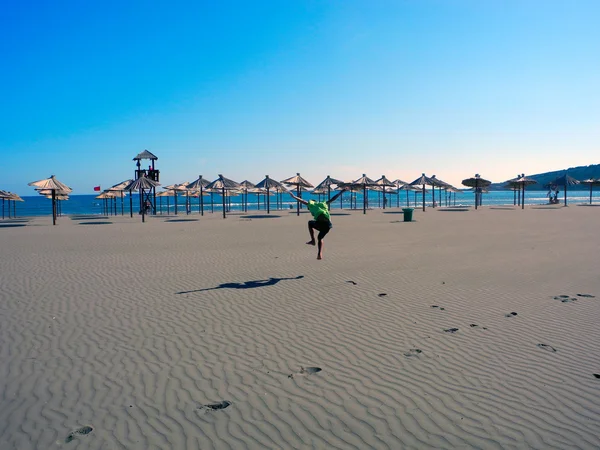 Ulcinj, Karadağ uzun kumsalda koşu.