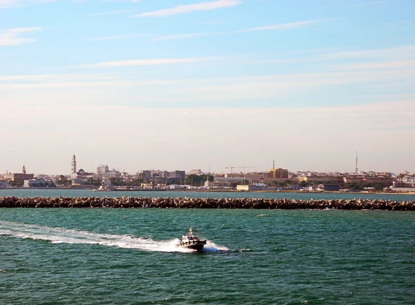 The approaching boat. — Stock Photo, Image