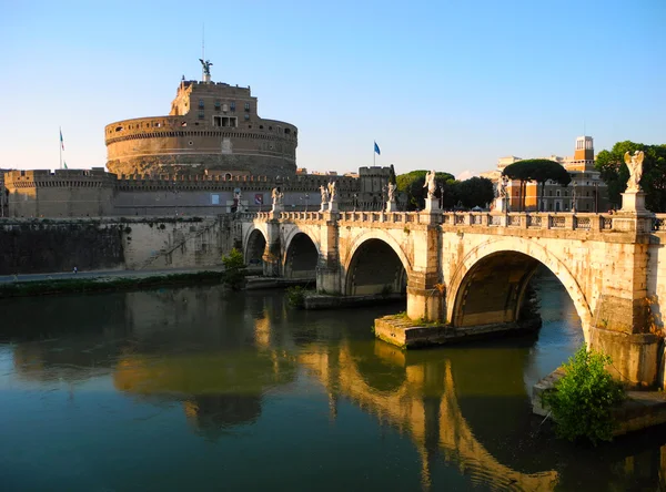 Kalesi ve Köprüsü Sant'Angelo, Rome.