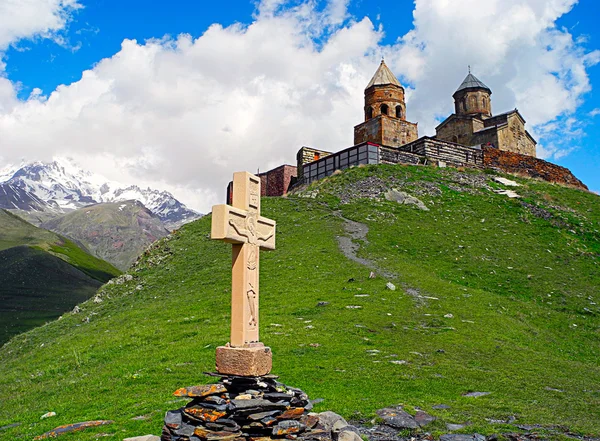 Iglesia de la Santísima Trinidad en Gergeti, Georgia . — Foto de Stock