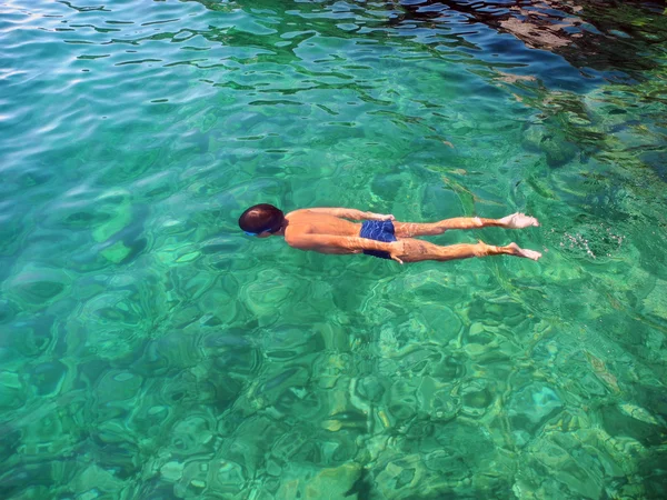 Chlapec plavání a potápění. — Stock fotografie
