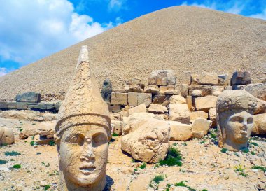 Nemrut Dağı üstünde belgili tanımlık tepe.