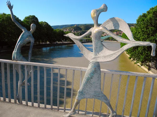 Sculpture sur le pont Baratashvili . — Photo