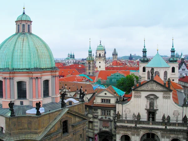 Şehir Prag çatıları ve kubbeleri. — Stok fotoğraf
