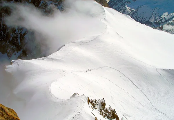 Hegymászók a lejtőkön, a Mont Blanc-ra. — Stock Fotó