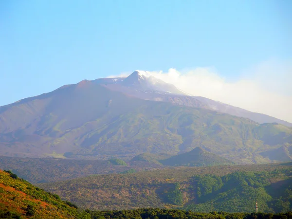 El volcán Etna fuma . — Foto de Stock