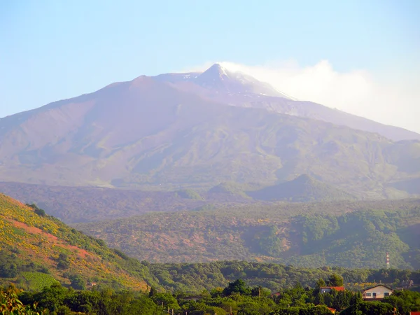 Etna gunung berapi merokok . — Stok Foto