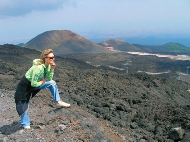 Etna kraterleri arasında.