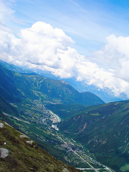 Chamonix vallei tussen de bergen. — Stockfoto