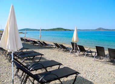 Bir Vodice plajında şezlong.