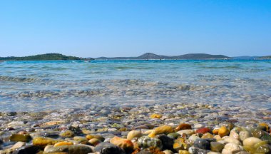 Çakıl sahilde Vodice.