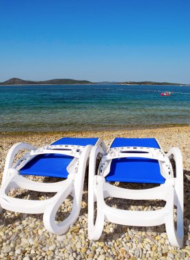 Bir Vodice sahilde iki şezlong.