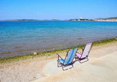Hırvatistan sahilde iki şezlonglar.