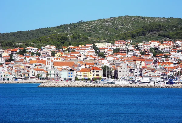 La città Vodice sulla costa adriatica . — Foto Stock