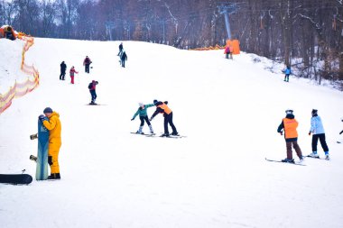 Kiev, Ukrayna - 18 Şubat 2018: Kayakçılar kayak asansörüyle kar kayağı yapıyorlar. Bir eğitmenle kayak öğretmek. Kış eğlencesi Kayak pistinde kayak yapmak..