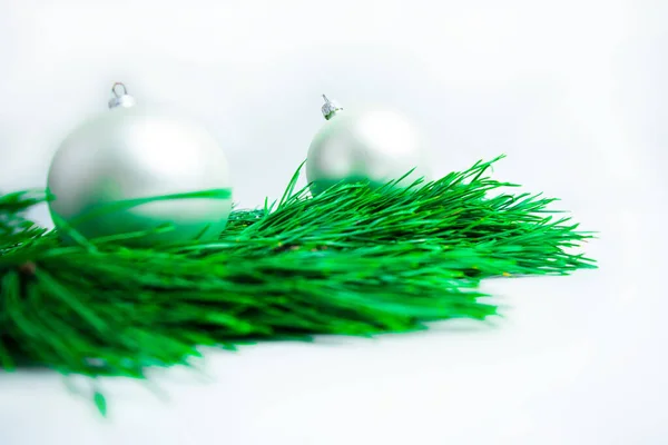 Bolas Brancas Ramos Pinho Verde Fecham Fundo Branco Natal Ano — Fotografia de Stock