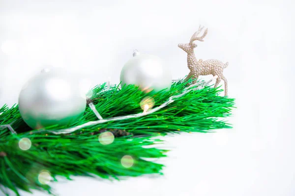 Witte Ballen Groene Dennentakken Sluiten Met Gouden Speelgoedherten Witte Achtergrond — Stockfoto