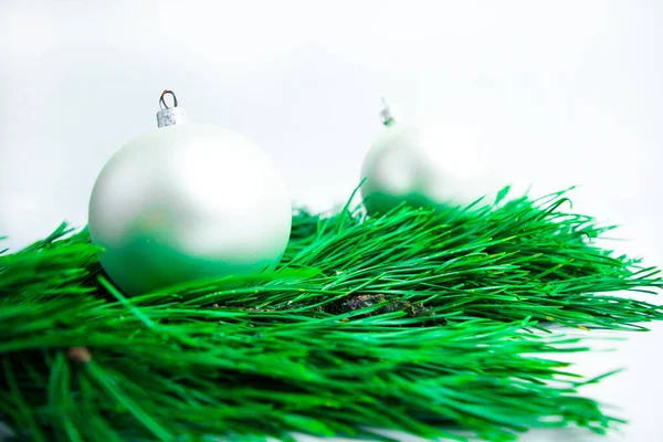 Palle Bianche Rami Pino Verde Chiudono Sfondo Bianco Biglietto Auguri — Foto Stock