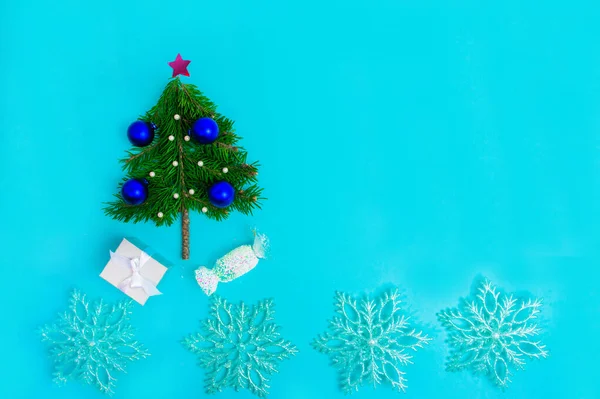 Pequena Árvore Natal Decorada Com Bolas Azuis Fundo Turquesa Cartão — Fotografia de Stock