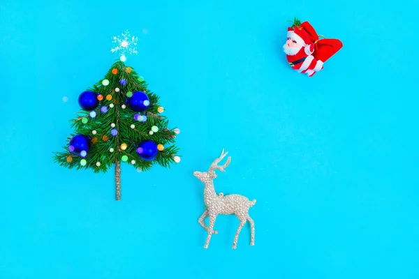Pequeño Árbol Navidad Decorado Con Bolas Azules Coloridas Luces Bokeh — Foto de Stock