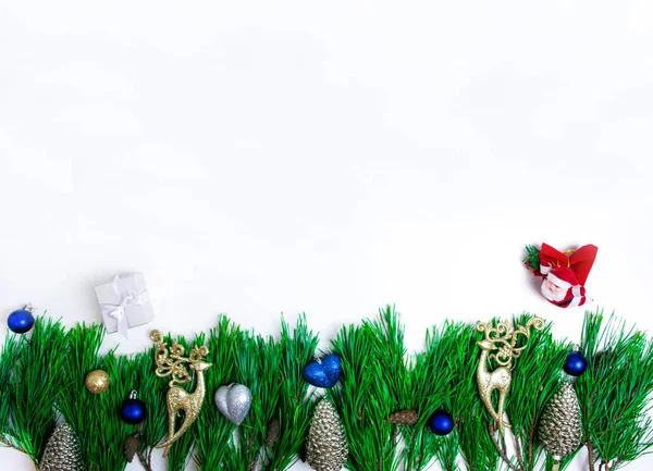 Tallkvistar Dekorerade Med Julleksaker Och Guldrådjur Isolerade Vit Bakgrund Jul — Stockfoto