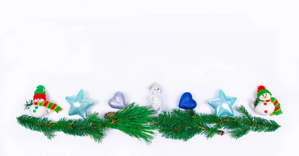 Tallkvistar Dekorerade Med Julleksaker Vit Bakgrund Jul Eller Nyårshelg Gratulationskort — Stockfoto