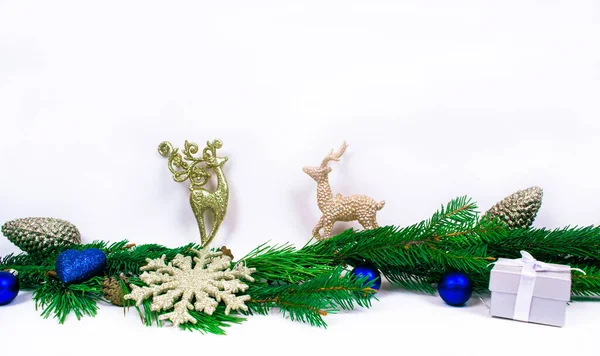 Guldhjort Grön Furu Grenar Dekorerade Med Julleksaker Vit Bakgrund Jul — Stockfoto