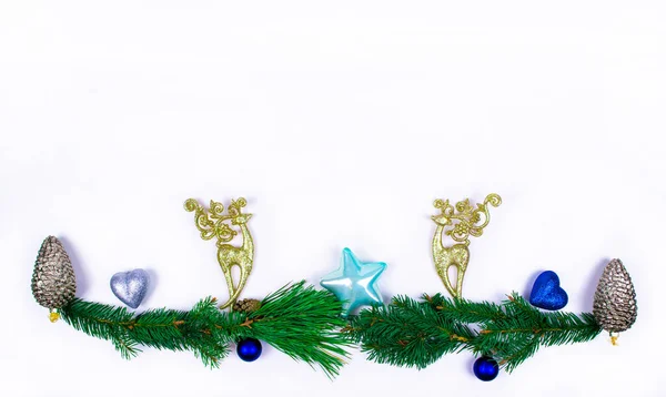 Золотой Олень Зеленых Сосновых Ветвях Украшен Рождественскими Игрушками Белом Фоне — стоковое фото